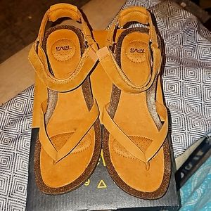 Teva women's Mahonia wedge thong sandal. Size 7. Brown. Never worn.